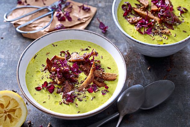 Spargelsuppe mit Würzcroûtons Rezept