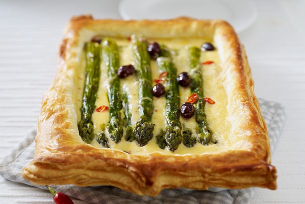 Spargeltarte mit Oliven und Chili-Schmandcreme Rezept