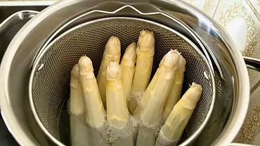 Weißer Spargel kocht im Kocheinsatz des Spargeltopfes auf dem Herd. - Foto: LECKER @ Bauer Media Group / Nicole Molitor Weißer Spargel kocht im Kocheinsatz des Spargeltopfes auf dem Herd. - Foto: LECKER @ Bauer Media Group / Nicole Molitor