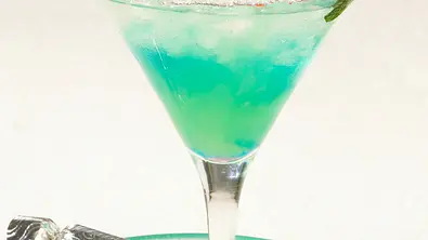 Sparkling Blue (Silvester-Cocktail) Rezept - Foto: LECKER @ Bauer Media Group