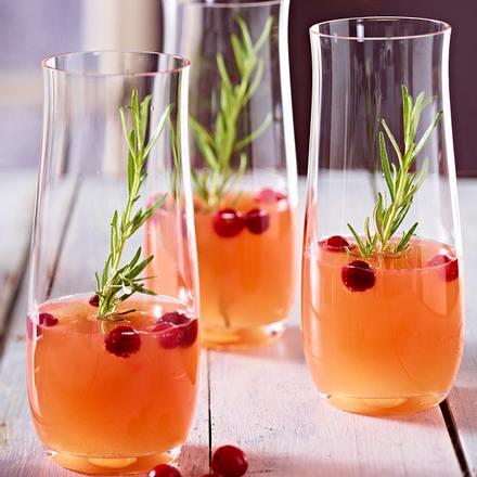 Sparkling peach and cranberry cocktail Rezept