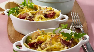 Spätzle-Auflauf mit Cabanossi, Paprika, Champignons und Eiermilch Rezept - Foto: LECKER @ Bauer Media Group
