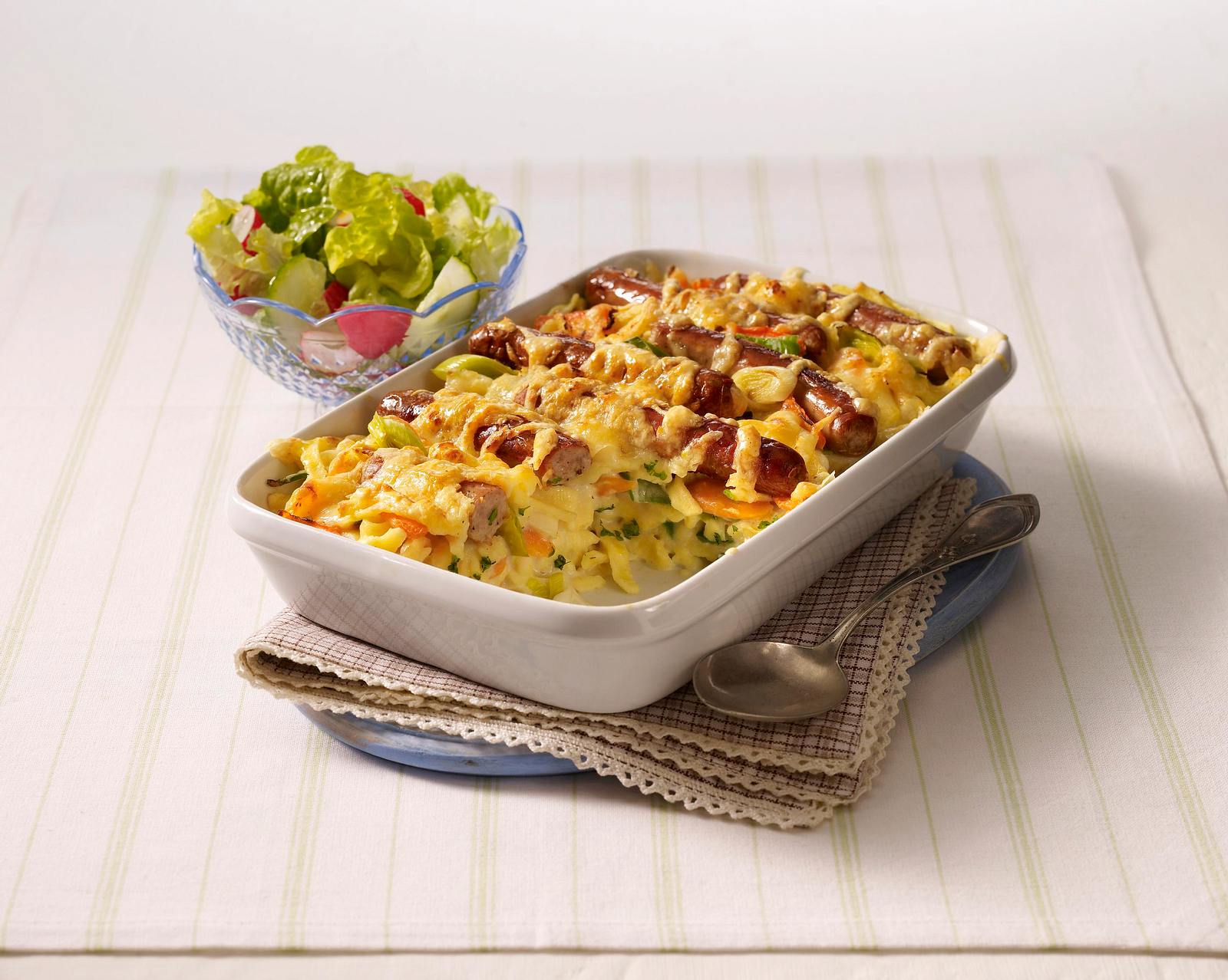 Spätzle-Auflauf mit Rostbratwürstchen Rezept | LECKER Spätzle-Auflauf mit Rostbratwürstchen Rezept | LECKER