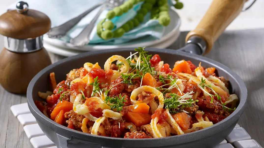 Spätzle-Hack-Pfanne mit Möhren und Tomaten Rezept - Foto: LECKER @ Bauer Media Group Spätzle-Hack-Pfanne mit Möhren und Tomaten Rezept - Foto: LECKER @ Bauer Media Group