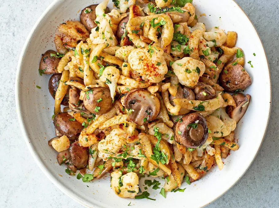 Spätzle mit Blumenkohl, Pilze & Knobi