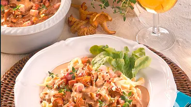 Spätzle mit Rahm-Pfifferlingen Rezept - Foto: LECKER @ Bauer Media Group