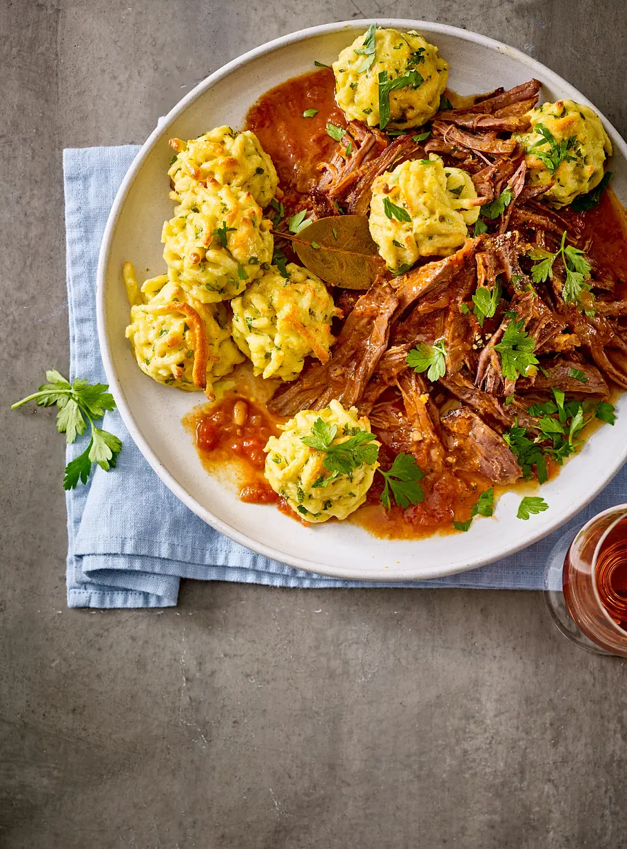 Spätzlebällchen mit Rinderragout Rezept Spätzlebällchen mit Rinderragout Rezept