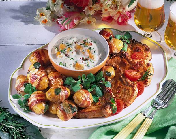 Speck-Kartoffeln zu Koteletts & Joghurtsoße Rezept Speck-Kartoffeln zu Koteletts & Joghurtsoße Rezept
