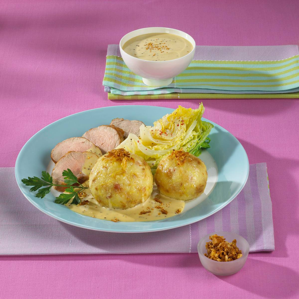 Speck-Knödel mit Schweinefilet in Senfsoße Rezept