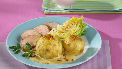 Speck-Knödel mit Schweinefilet in Senfsoße Rezept - Foto: LECKER @ Bauer Media Group