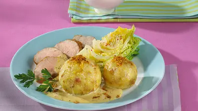 Speck-Knödel mit Schweinefilet in Senfsoße Rezept - Foto: LECKER @ Bauer Media Group