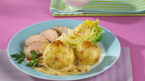 Speck-Knödel mit Schweinefilet in Senfsoße Rezept - Foto: House of Food / Bauer Food Experts KG