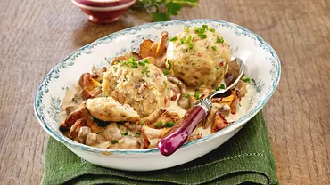 Speck-Kräuter-Knödel mit Pilz-Ragout Rezept - Foto: LECKER @ Bauer Media Group Speck-Kräuter-Knödel mit Pilz-Ragout Rezept - Foto: LECKER @ Bauer Media Group