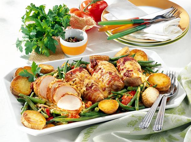 Speck-Krüstchen auf geschmorten grünen Bohnen zu Röstkartoffeln Rezept