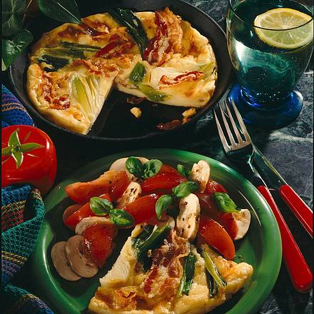 Speck-Lauchzwiebel-Pfannkuchen mit Tomatensalat Rezept Speck-Lauchzwiebel-Pfannkuchen mit Tomatensalat Rezept