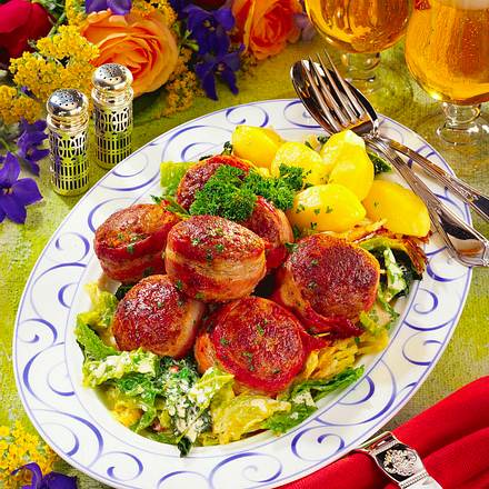 Speck-Madaillons auf Wirsing Rezept Speck-Madaillons auf Wirsing Rezept