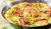 Frischer Speck-Pfannkuchen in einer grünen Pfanne serviert - Foto: House of Food / Bauer Food Experts KG