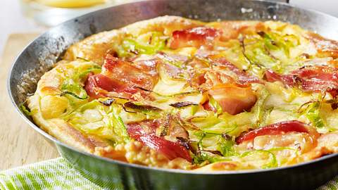 Frischer Speck-Pfannkuchen in einer grünen Pfanne serviert - Foto: House of Food / Bauer Food Experts KG