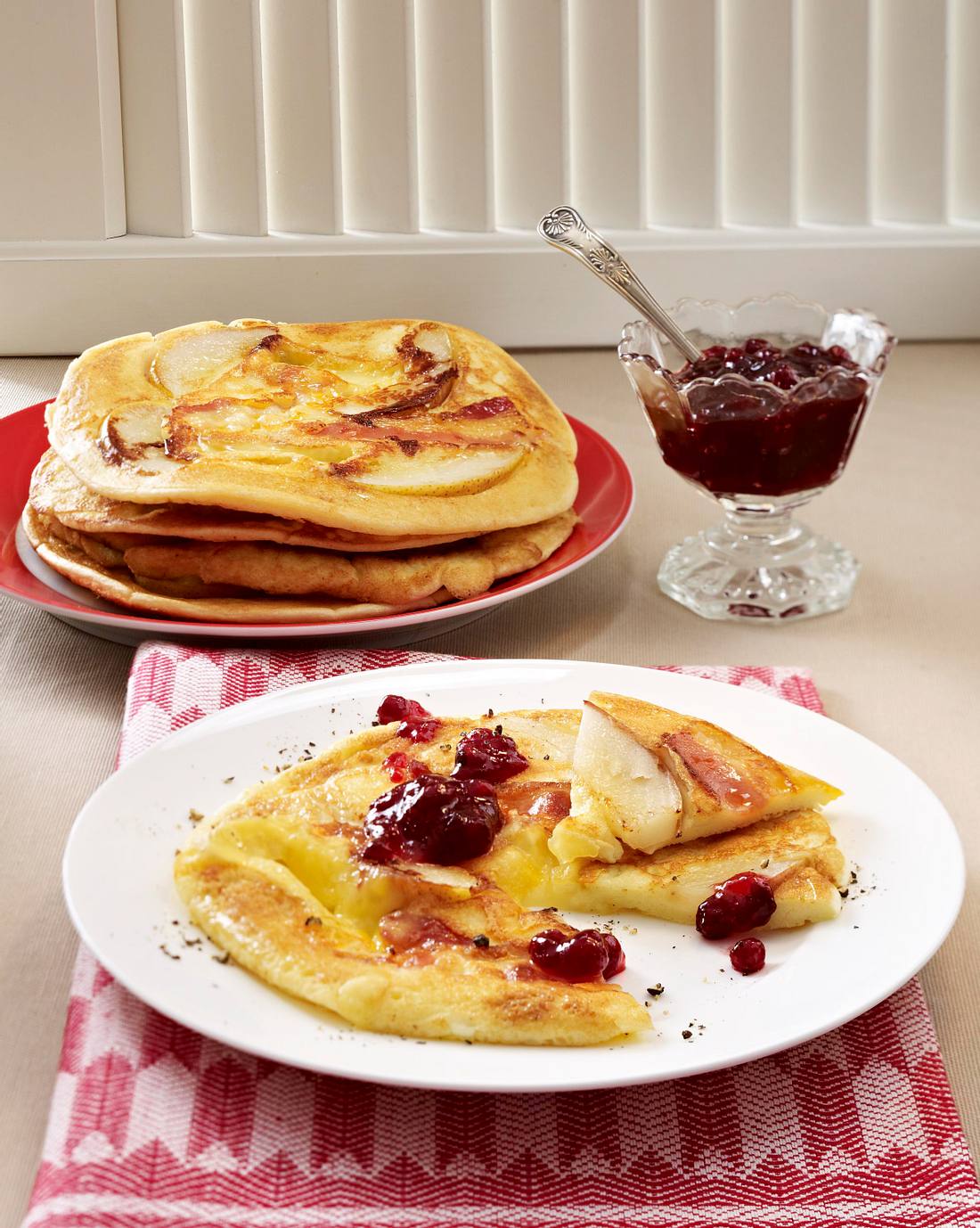Speck-Pfannkuchen mit Camembert und Birnen Rezept | LECKER