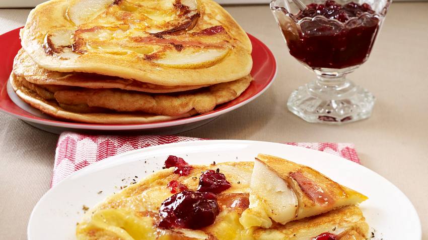 Speck-Pfannkuchen mit Camembert und Birnen Rezept - Foto: House of Food / Bauer Food Experts KG