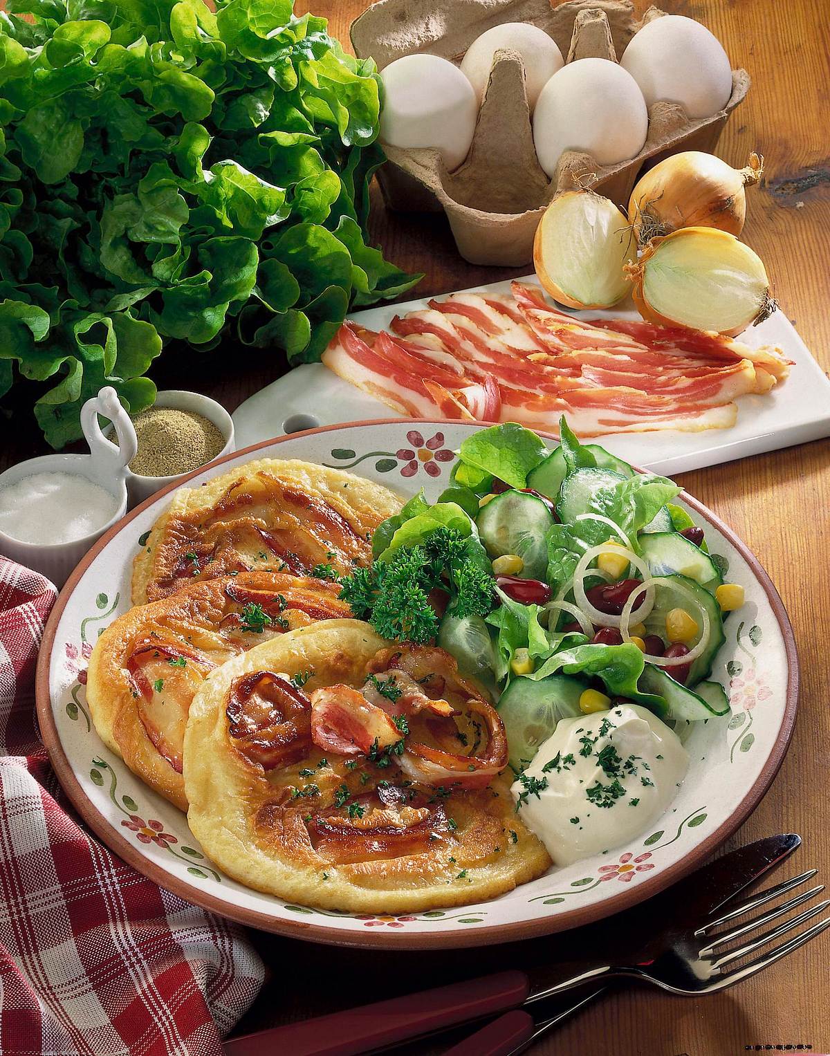 Speck-Pfannkuchen mit Salat Rezept