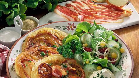 Speck-Pfannkuchen mit Salat Rezept - Foto: Neckermann