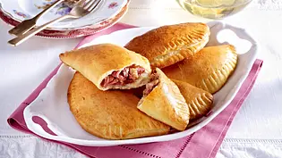 Speck-Piroggen aus Lettland Rezept - Foto: LECKER @ Bauer Media Group Speck-Piroggen aus Lettland Rezept - Foto: LECKER @ Bauer Media Group