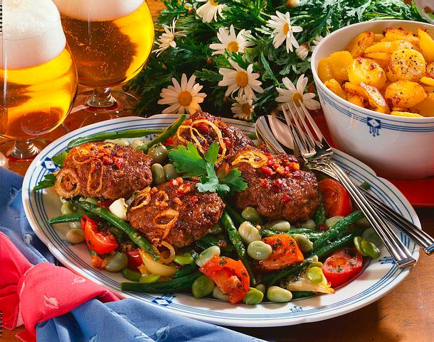 Speckfrikadellen mit Bohnengemüse Rezept Speckfrikadellen mit Bohnengemüse Rezept