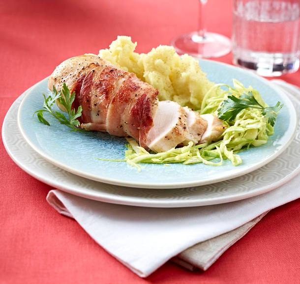 Speckhähnchen mit Kartoffelpüree und Krautsalat Rezept Speckhähnchen mit Kartoffelpüree und Krautsalat Rezept