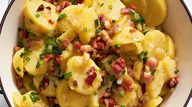 Speck­Kartoffelsalat Rezept - Foto: LECKER @ Bauer Media Group