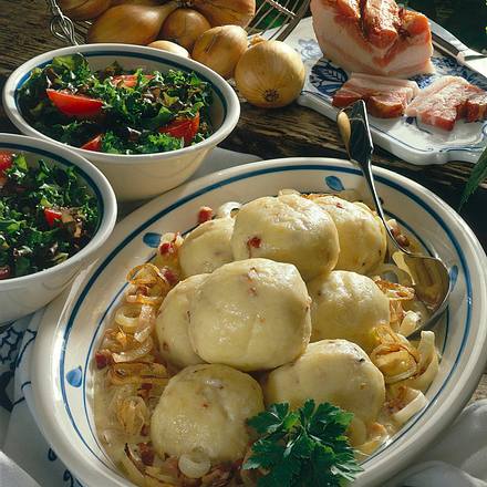 Speckklöße auf Zwiebelgemüse Rezept