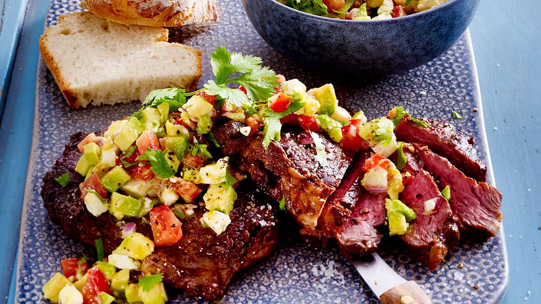 Speedy Steak „Gonzales“ mit Feta-Avocado-Salsa Rezept - Foto: LECKER @ Bauer Media Group Speedy Steak „Gonzales“ mit Feta-Avocado-Salsa Rezept - Foto: LECKER @ Bauer Media Group