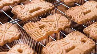 Selbst gebackener Spekulatius auf einem Kuchengitter - Foto: istock, HandmadePictures Selbst gebackener Spekulatius auf einem Kuchengitter - Foto: istock, HandmadePictures