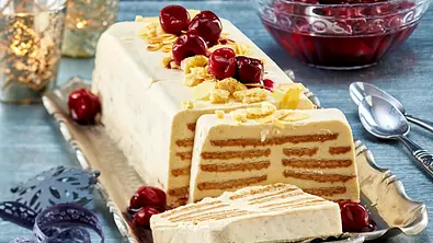Spekulatius-Eis mit heißen Kirschen Rezept - Foto: LECKER @ Bauer Media Group