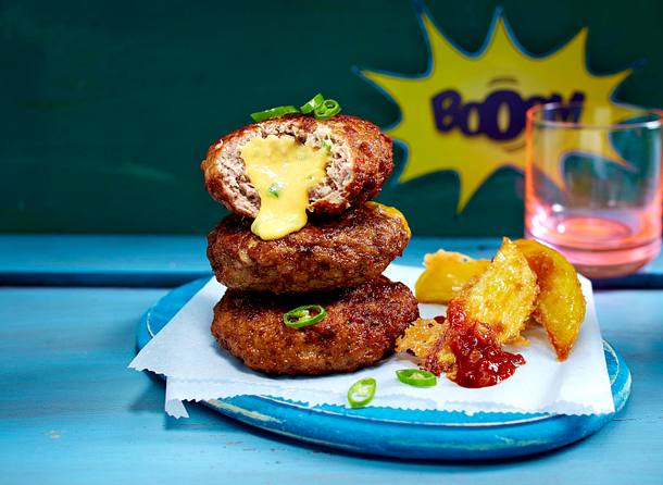 Spicy Cheddar-Frikadellen mit Kartoffelecken Rezept Spicy Cheddar-Frikadellen mit Kartoffelecken Rezept