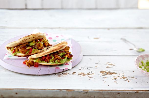 Spicy Chicken im Pitabrot mit Guacamole Rezept Spicy Chicken im Pitabrot mit Guacamole Rezept