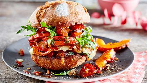 Spicy Pumpkin-Burger mit fixem Tomaten-Chutney Rezept - Foto: House of Food / Bauer Food Experts KG