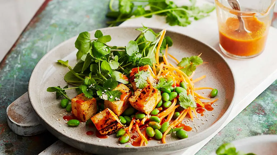 Spicy Tofu-Salat mit Tom-Yum-Dressing Rezept - Foto: Are Media Syndication Spicy Tofu-Salat mit Tom-Yum-Dressing Rezept - Foto: Are Media Syndication