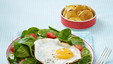 Spiegelei mit Spinatsalat und leichten Bratkartoffeln Rezept - Foto: House of Food / Bauer Food Experts KG