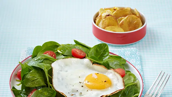 Spiegelei mit Spinatsalat und leichten Bratkartoffeln Rezept - Foto: LECKER @ Bauer Media Group