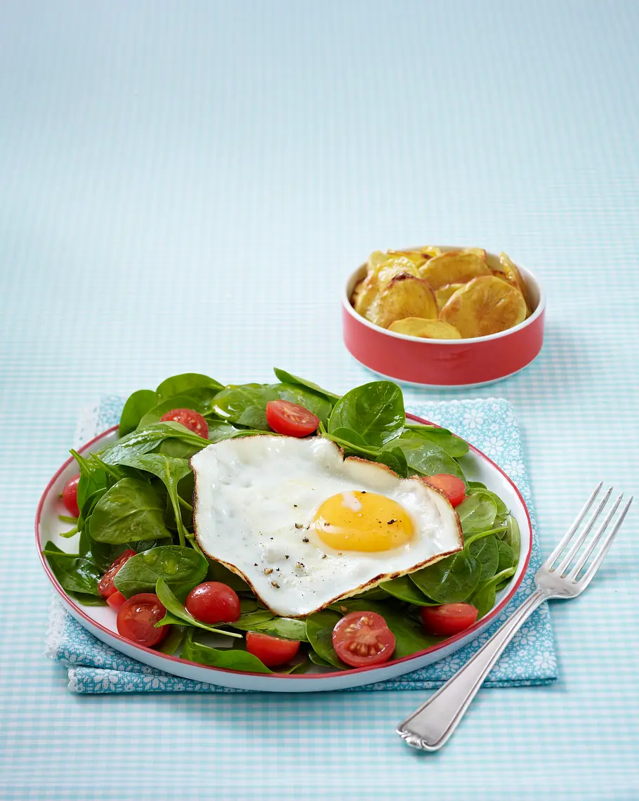 Spiegelei mit Spinatsalat und leichten Bratkartoffeln Rezept Spiegelei mit Spinatsalat und leichten Bratkartoffeln Rezept