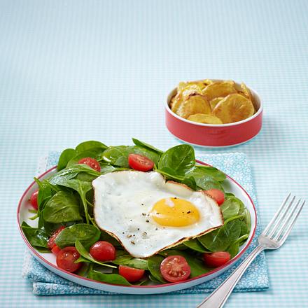 Spiegelei mit Spinatsalat und leichten Bratkartoffeln Rezept Spiegelei mit Spinatsalat und leichten Bratkartoffeln Rezept