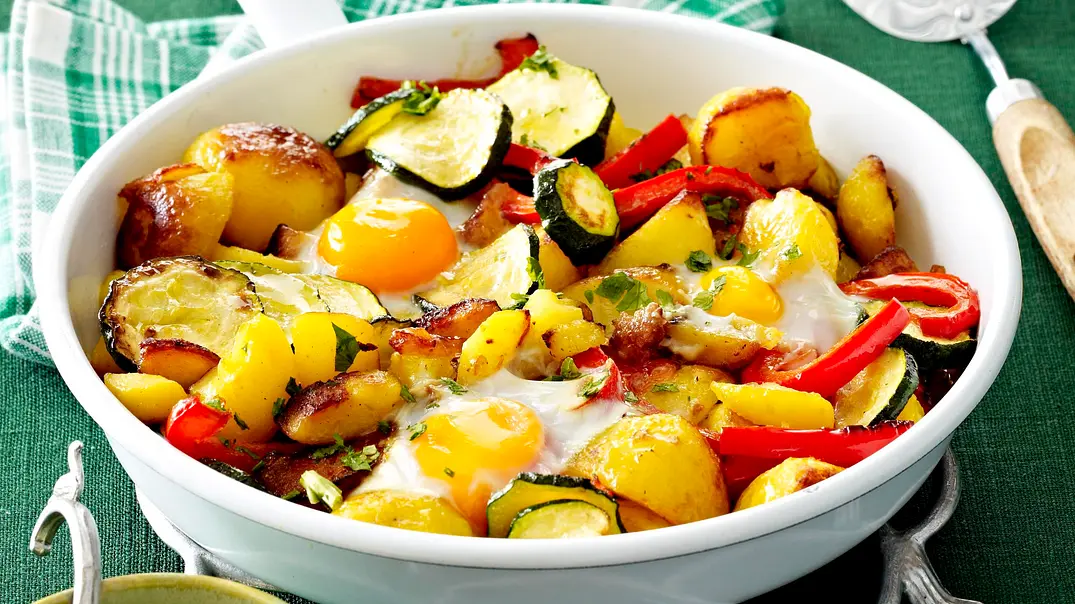 Spiegelei-Pfanne mit Bratkartoffeln, Zucchini und Paprika Rezept - Foto: LECKER @ Bauer Media Group Spiegelei-Pfanne mit Bratkartoffeln, Zucchini und Paprika Rezept - Foto: LECKER @ Bauer Media Group