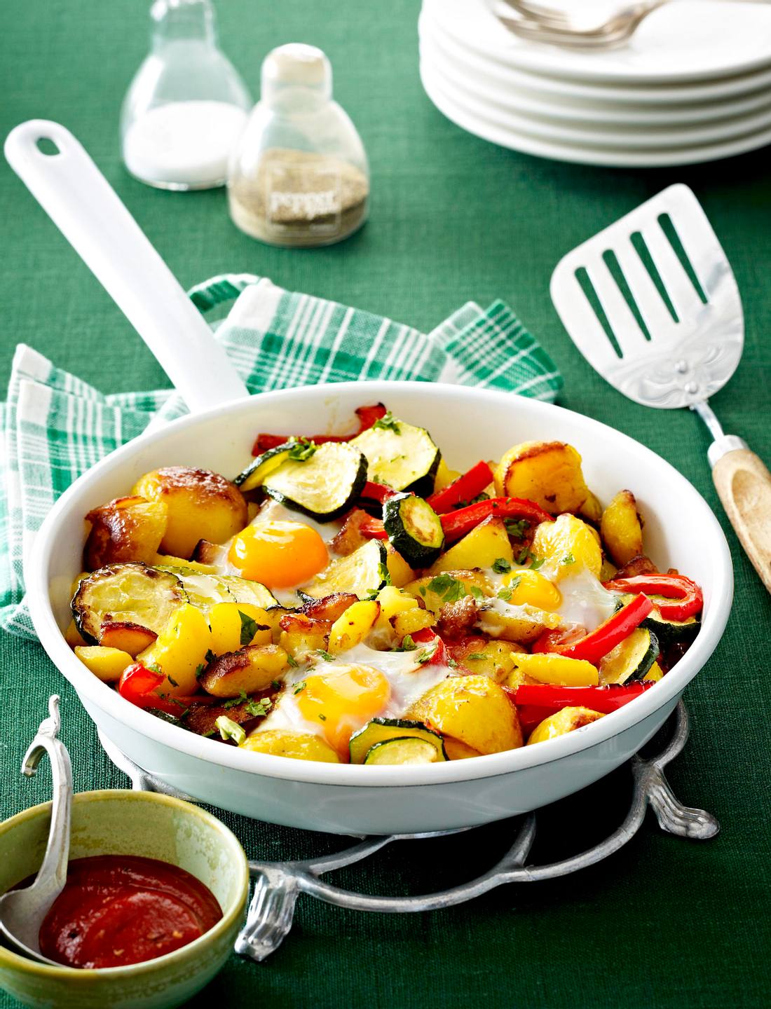Spiegelei-Pfanne mit Bratkartoffeln, Zucchini und Paprika Rezept | LECKER Spiegelei-Pfanne mit Bratkartoffeln, Zucchini und Paprika Rezept | LECKER