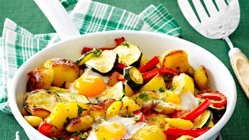 Spiegelei-Pfanne mit Bratkartoffeln, Zucchini und Paprika Rezept - Foto: House of Food / Bauer Food Experts KG