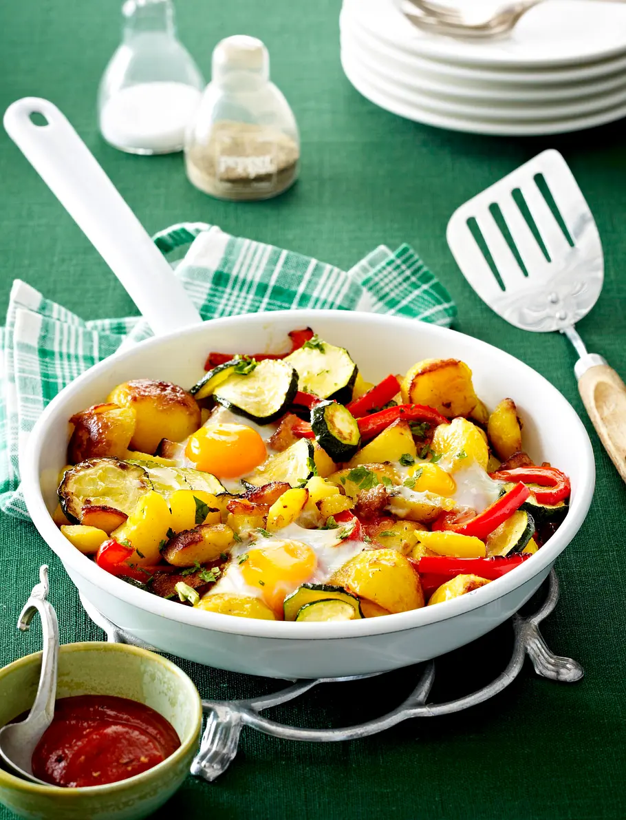 Spiegelei-Pfanne mit Bratkartoffeln, Zucchini und Paprika Rezept
