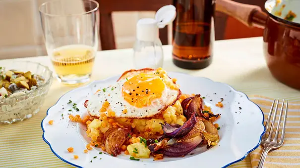 Spiegelei-Sonne auf Linsenpüree Rezept - Foto: LECKER @ Bauer Media Group