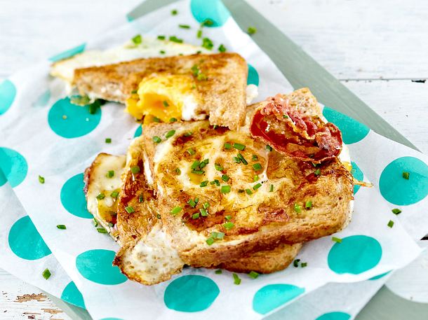 Spiegelei-Toast mit Bacon und Ahornsirup Rezept | LECKER