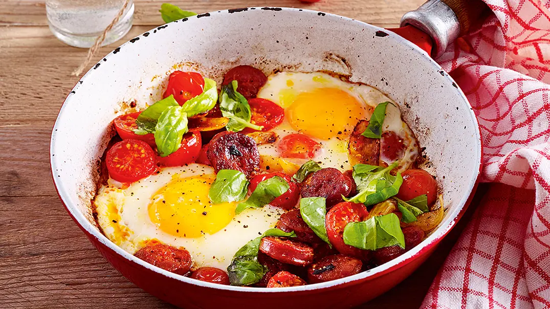 Spiegeleier auf Chorizo-Tomatensugo Rezept - Foto: LECKER @ Bauer Media Group Spiegeleier auf Chorizo-Tomatensugo Rezept - Foto: LECKER @ Bauer Media Group