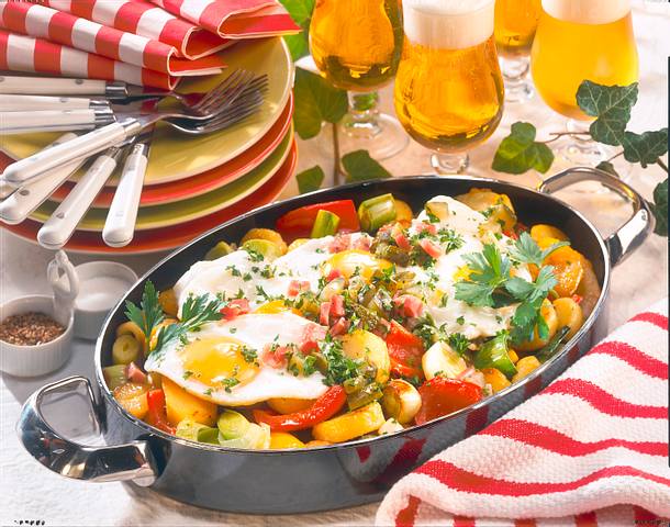 Spiegeleier auf Holsteiner Kartoffel-Gemüse-Pfanne Rezept Spiegeleier auf Holsteiner Kartoffel-Gemüse-Pfanne Rezept